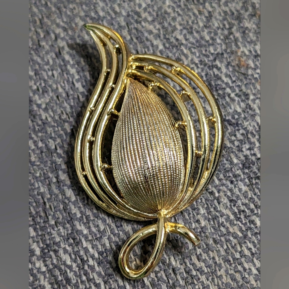 Vintage Gold Leaf Shaped Brooch Metal Estate